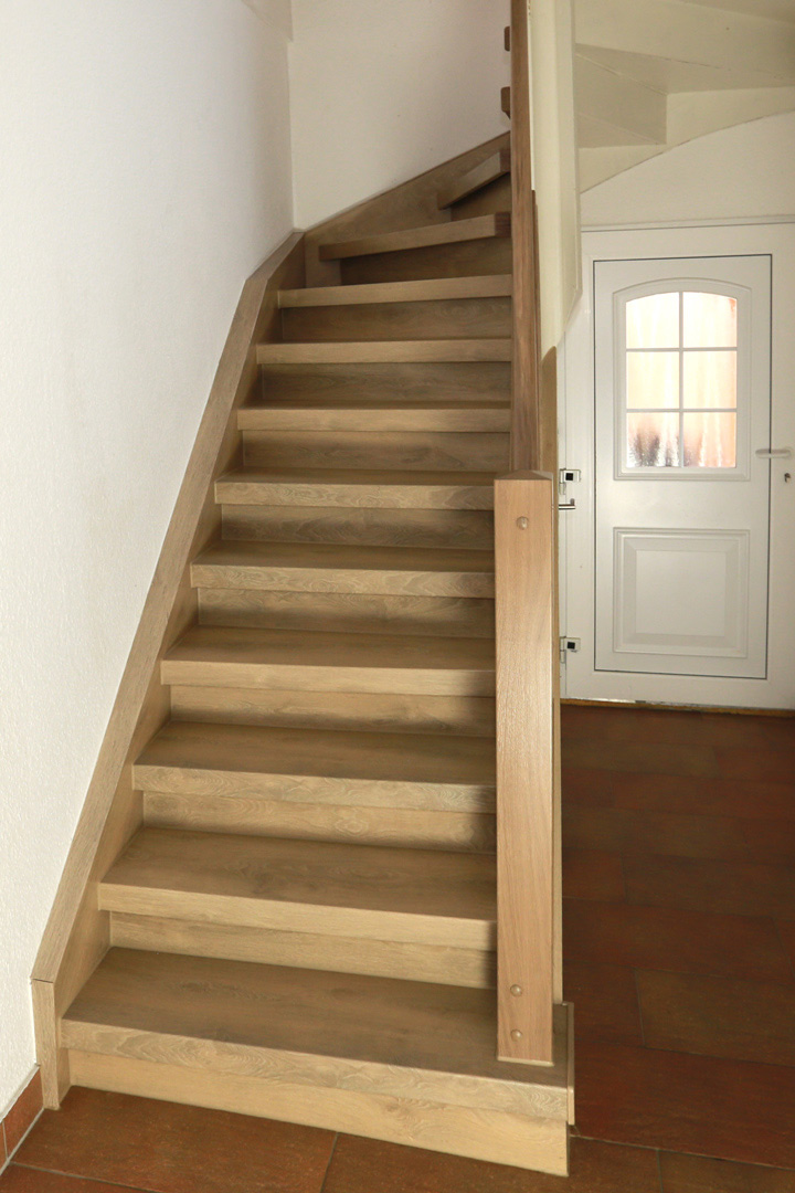 Renowacja schodów z laminatem w kolorze dębu lipowego - po zakończeniu
